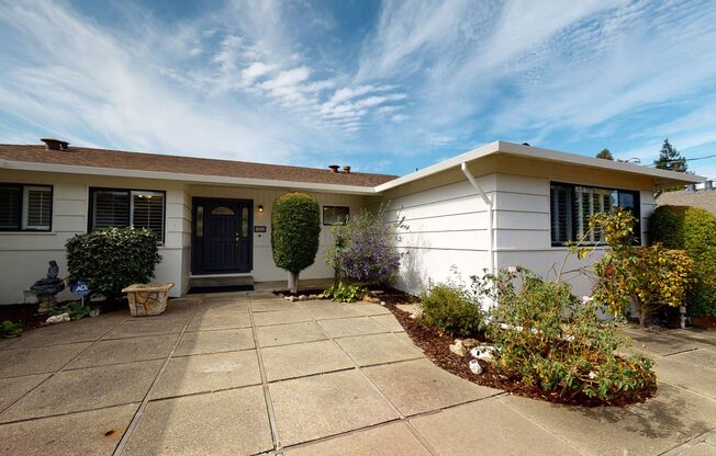 Large one level home, 3 bed/2 bath, views, coveted Baywood Park location!