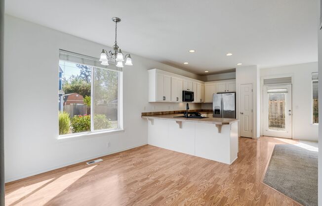 Beautiful 3 Bed, 2.5 Bath Rental Home in Beaverton!