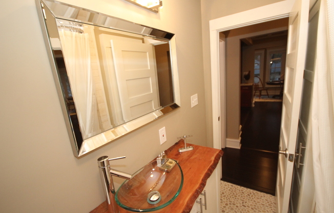 2 beds, 1 bath, $2,900