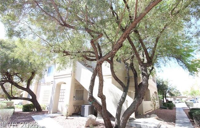 2 Bedroom Condo w/ 1 CAR GARAGE