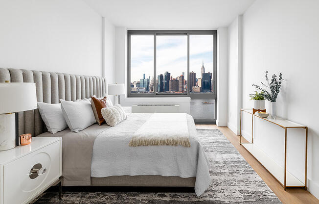 4720 Center Blvd rentals offer King-sized bedrooms with views of the Empire State Building 