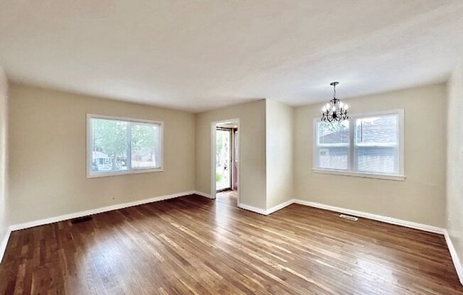 ADORABLE TWO BED IN HILLSIDE NEIGHBORHOOD!