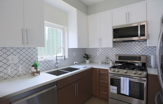 Come home to these Modern Townhomes in Hollywood!