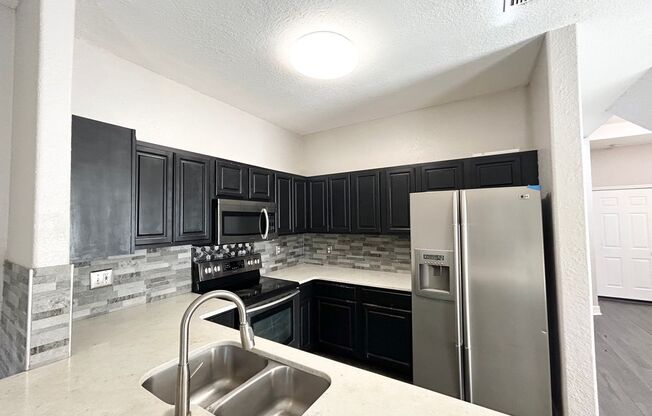 Beautiful 3/2.5 Modern Townhome with a Large Backyard and a 1 Car Garage in the Vibrant City of Chuluota!