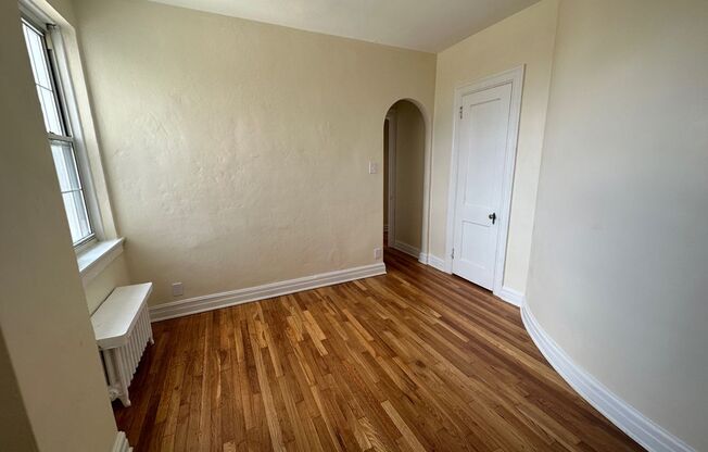 1 bed, 1 bath, 985 sqft, $1,510, Unit New King Edward  907