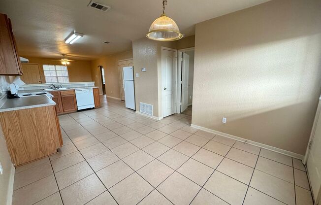 3 beds, 2 baths, 1,178 sqft, $925, Unit Apt A