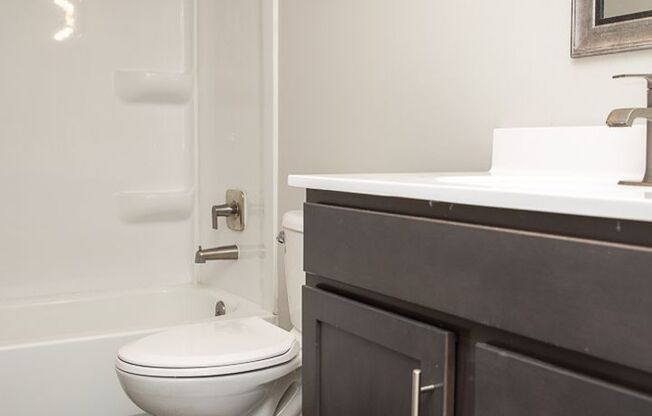 2 beds, 1 bath, $1,050, Unit 4001 Holdrege St. #7