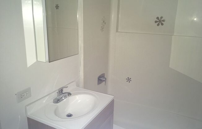 2 beds, 1 bath, $1,670, Unit 3B