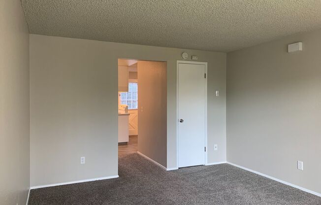 2 beds, 1.5 baths, 925 sqft, $1,698, Unit 4