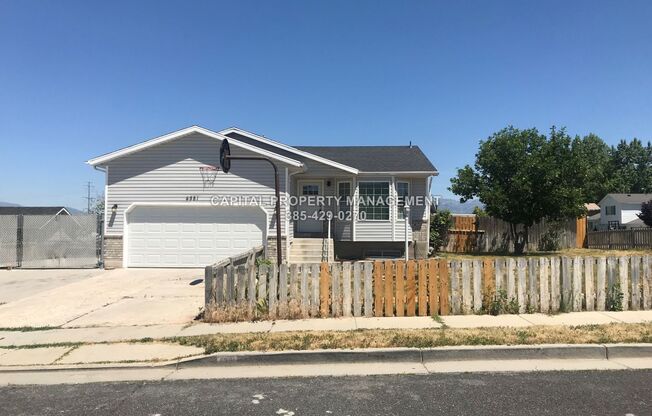 4 Bedroom House With 2 Car Garage