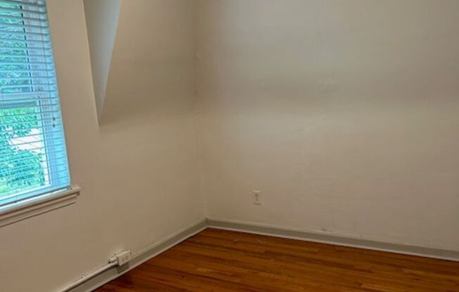 2 beds, 1 bath, $995