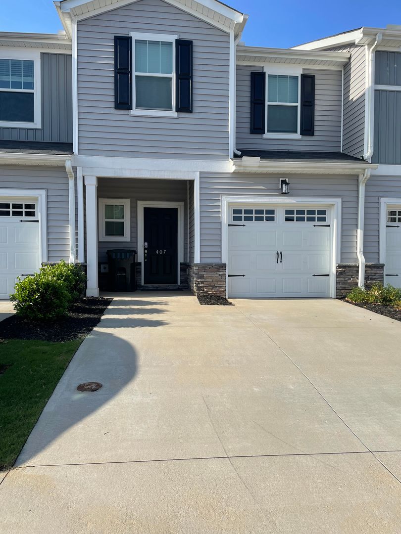 3 Bedroom 2.5 Bath Townhome in Greer !!