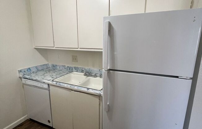 2 beds, 1 bath, $1,050, Unit 38