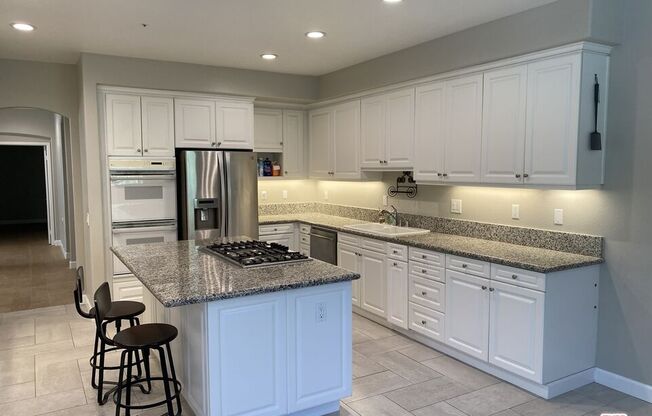 732 PALISADES DR