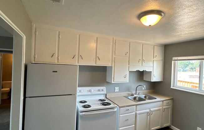2 beds, 1 bath, 750 sqft, $1,095, Unit B10 1015 17