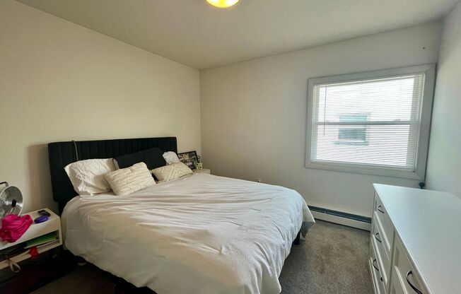 2 beds, 1 bath, $1,350, Unit 309