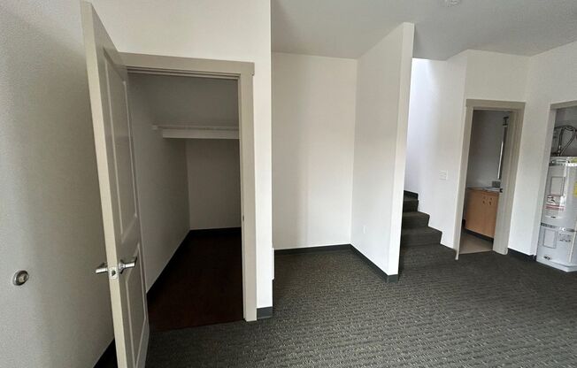 3 beds, 1.5 baths, 1,370 sqft, $1,900, Unit 2440-4