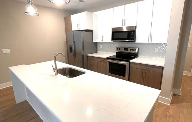 2 beds, 2 baths, 1,081 sqft, $1,682, Unit 1-220