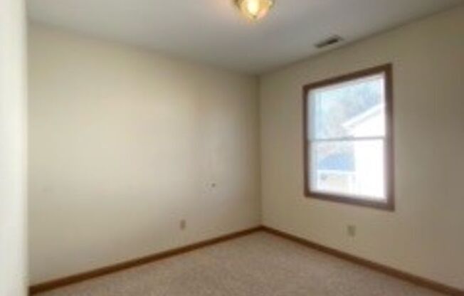 2 beds, 1 bath, $895, Unit APT. 3