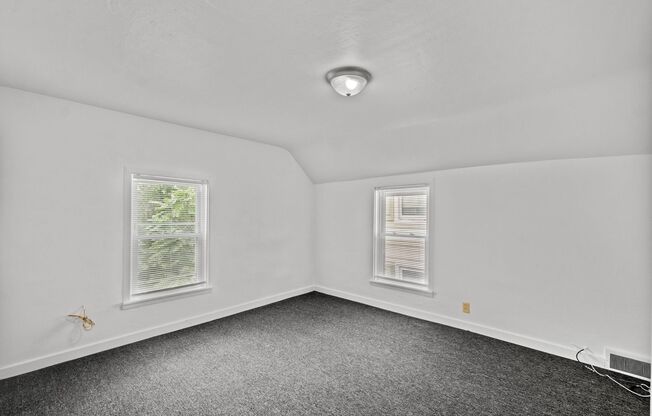 SCORE 50% OFF 1ST MONTH'S RENT IF SIGNED BY DEC 5! Stunning 2 bedroom home in Pitcairn available now!