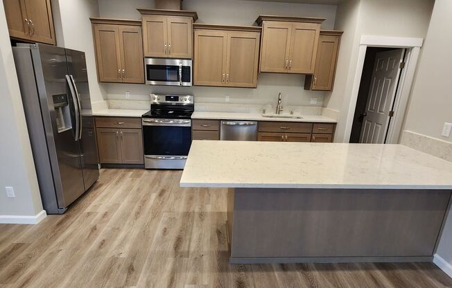 "Spacious 3-Bed Townhouse with Fireplace & Hardwood Floors in Puyallup – Your Perfect Retreat!