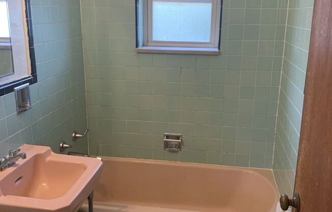 2 beds, 1 bath, $1,710, Unit 317B