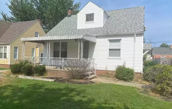 Beautifully renovated 3bed/1bath available in Euclid!