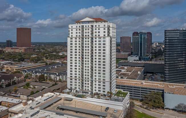 an aerial view of the aprtmnent white building  in Houston, TX