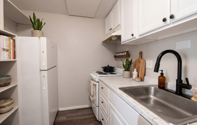 Studio, 1 bath, 350 sqft, $925, Unit Unit #41