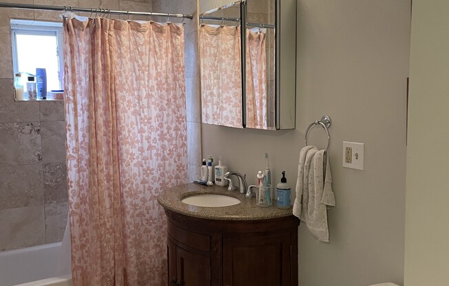 2 beds, 1 bath, $3,000, Unit 8