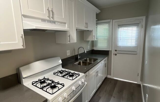 BEAUTIFUL DOWNSTAIRS STUDIO ON ALAMITOS BEACH AREA