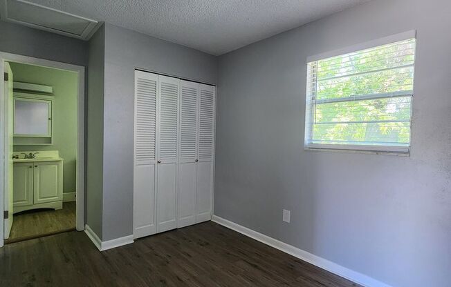 ** UNDER NEW MANAGEMENT **  1 Bedroom / 1 Bath Apartment