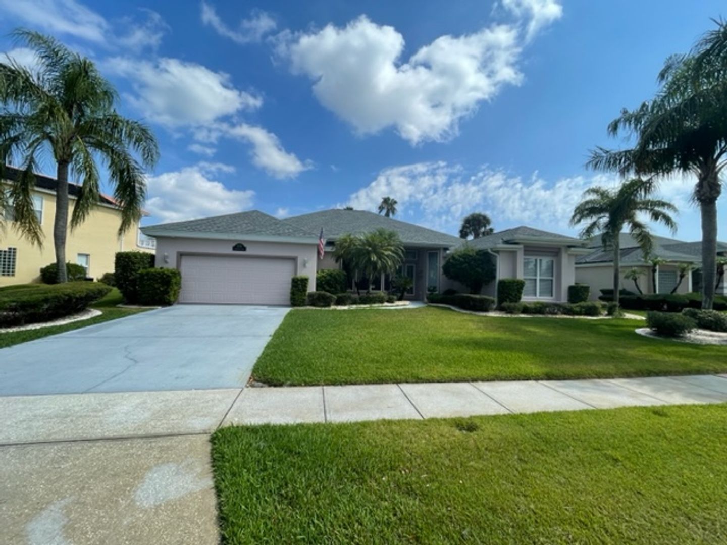 Beautiful 3/3 home with huge screened in pool - 10 minutes from the beach in Port Orange