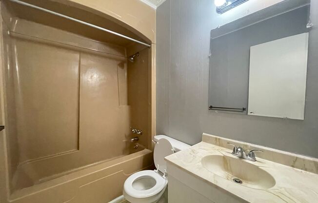 2 beds, 1 bath, 900 sqft, $850, Unit B8