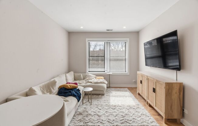 3 beds, 2 baths, 830 sqft, $4,450, Unit 928-3S