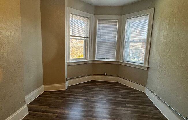 2 beds, 1 bath, $1,350, Unit #7