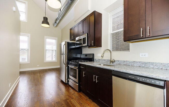 Top Floor Renovated 2 Bed / 1 Bath with Lofted Ceilings!