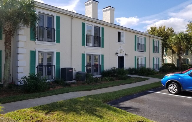 Second story condominium minutes from the beach, J T Butler, restaurants, and shopping