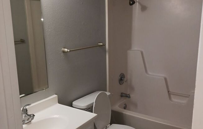 2 beds, 1 bath, 864 sqft, $920