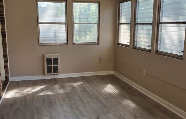 2 beds, 1 bath, 1,100 sqft, $1,300