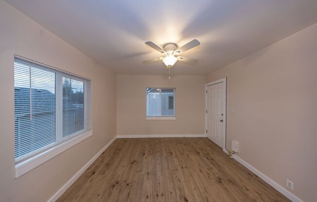 One bedroom duplex unit in Camas. - 2 blocks south of Crown Park