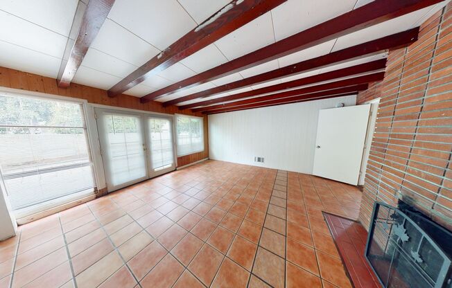 Large House!! Quick walk to campus!!