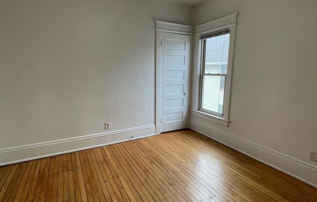 3 beds, 1 bath, 3 sqft, $1,795, Unit 122 E Lloyd (upper)