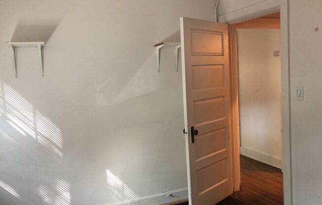 2 beds, 1 bath, $810, Unit B