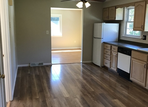 2 beds, 1 bath, 912 sqft, $1,900, Unit 53