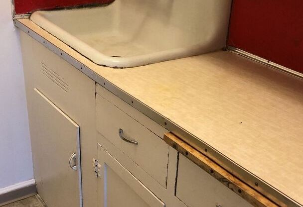 1 bed, 1 bath, $640, Unit R