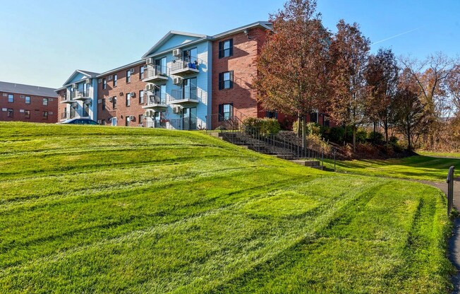 Beautifully Maintained Grounds | Princeton Place Apartments in Worcester MA