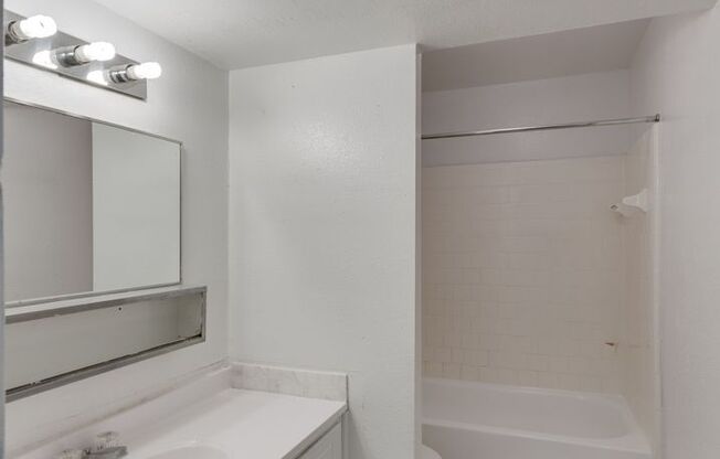 1 bed, 1 bath, 682 sqft, $899, Unit 128