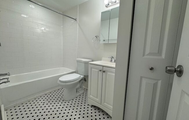 2 beds, 1 bath, 750 sqft, $2,090, Unit 5645 Hobart Street #2