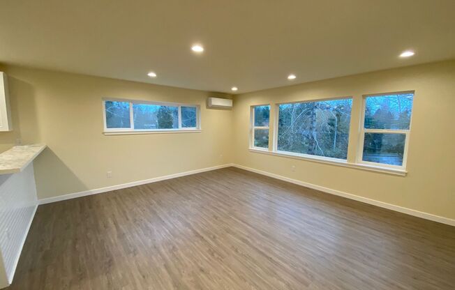 RENT SPECIAL! $1000 OFF OF FIRST MONTH! 5 Bed 3 Bath Home near WWU!